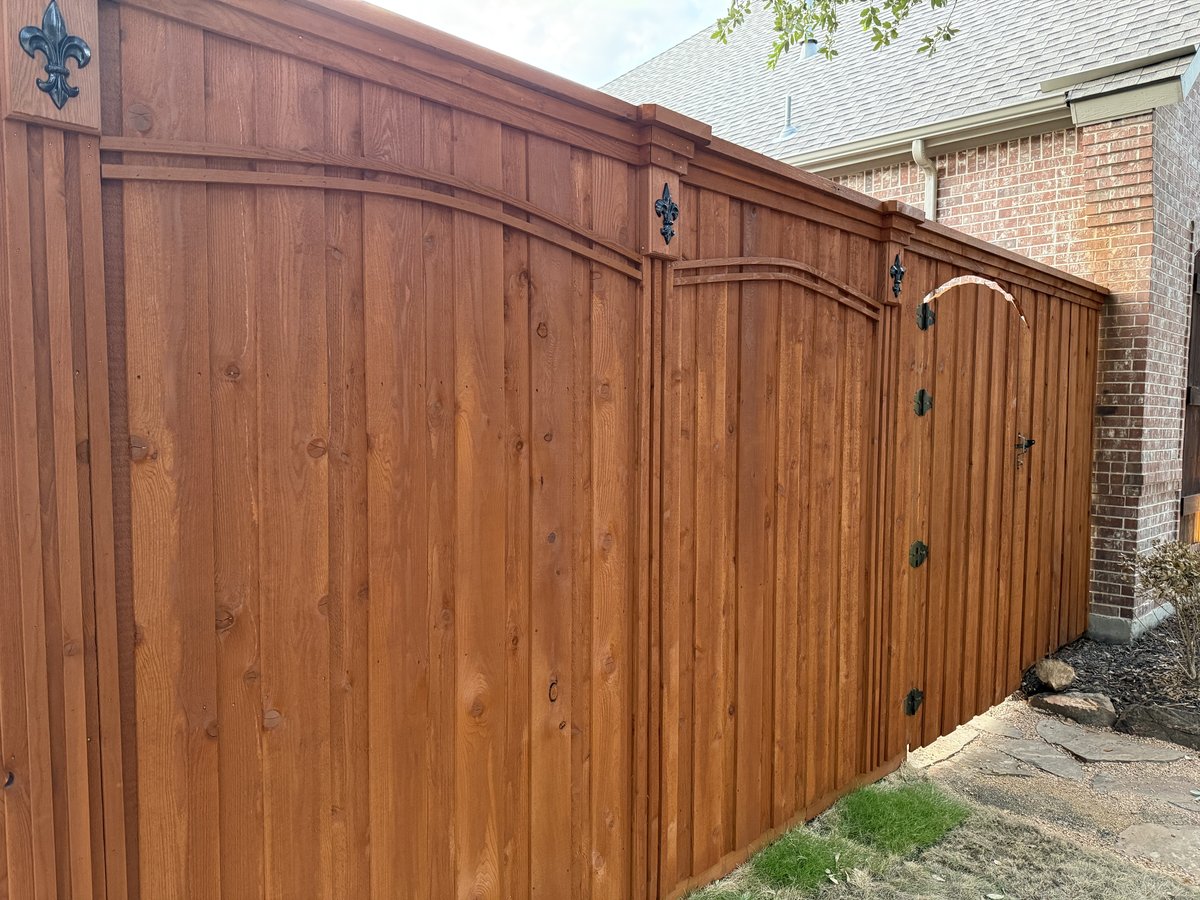 Board-on-board cedar fence with arched trim